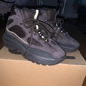 Yeezy DSRT boots in Oil. Good condition, worn twice . No marks or scuffs